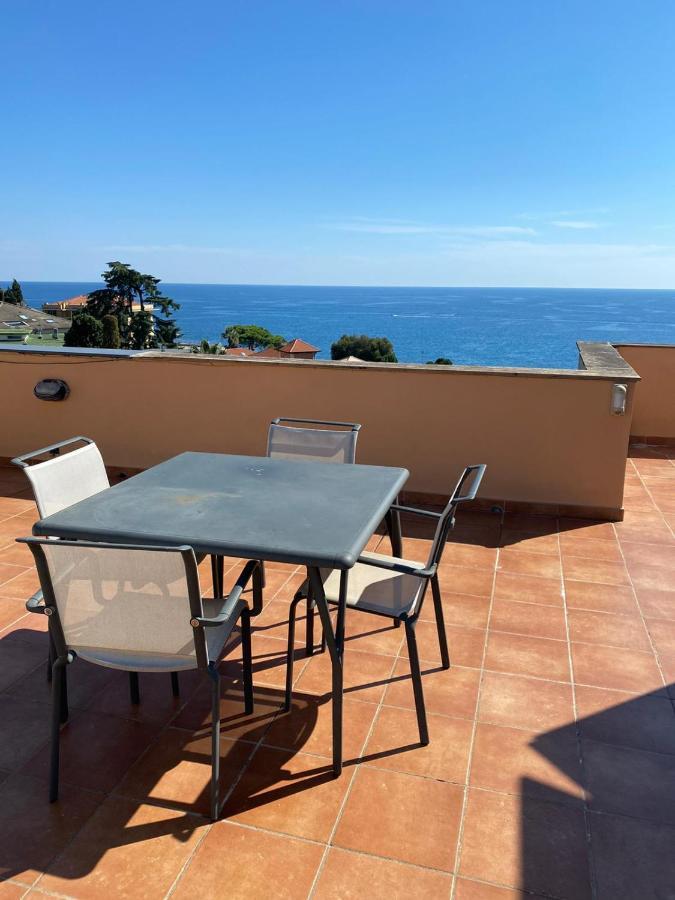 ATTICO SAN FAUSTINO 165 mq più 110 mq di terrazza- IN VILLA 700 ,VISTA MARE STREPITOSA-100 m dalla spiaggia-PARKING ESCLUSIVO-SKY,NETFLIX Rapallo Esterno foto