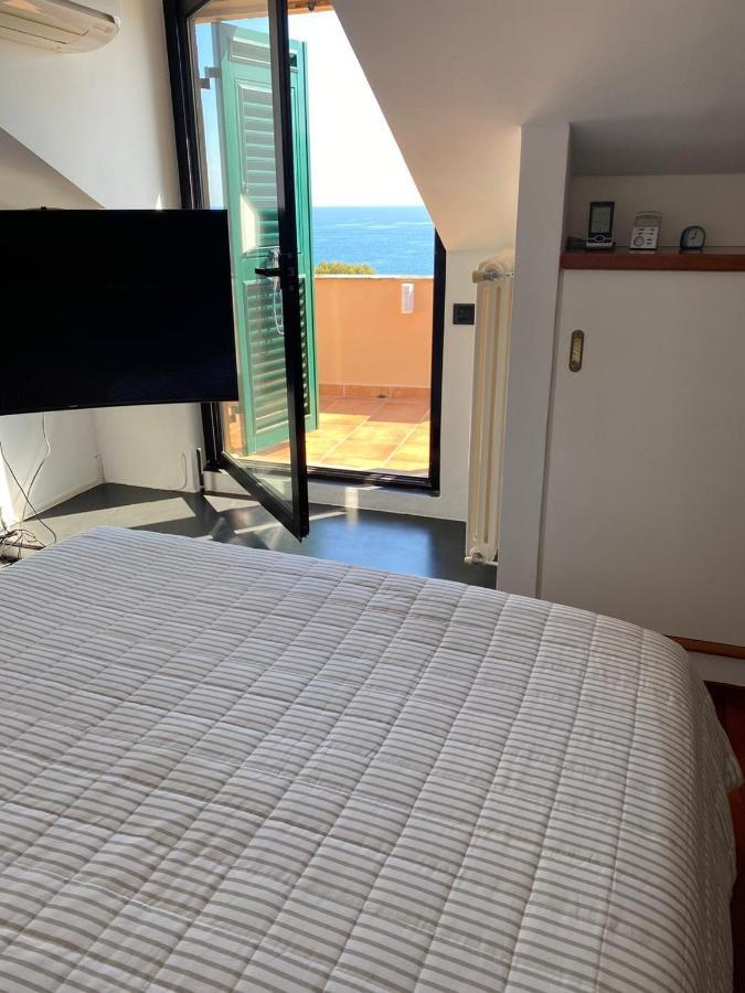 ATTICO SAN FAUSTINO 165 mq più 110 mq di terrazza- IN VILLA 700 ,VISTA MARE STREPITOSA-100 m dalla spiaggia-PARKING ESCLUSIVO-SKY,NETFLIX Rapallo Esterno foto