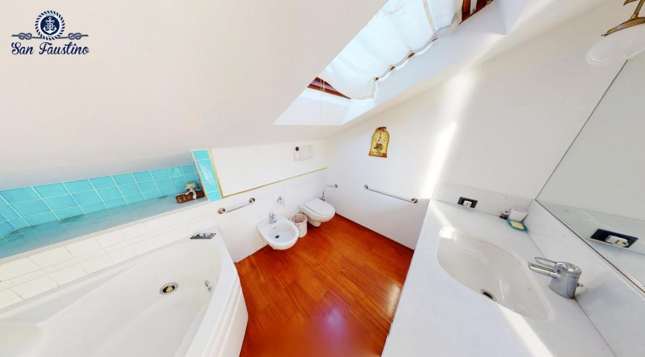ATTICO SAN FAUSTINO 165 mq più 110 mq di terrazza- IN VILLA 700 ,VISTA MARE STREPITOSA-100 m dalla spiaggia-PARKING ESCLUSIVO-SKY,NETFLIX Rapallo Esterno foto