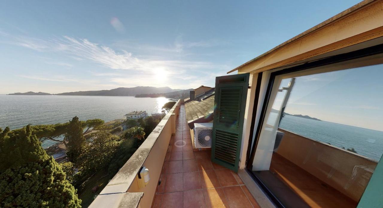 ATTICO SAN FAUSTINO 165 mq più 110 mq di terrazza- IN VILLA 700 ,VISTA MARE STREPITOSA-100 m dalla spiaggia-PARKING ESCLUSIVO-SKY,NETFLIX Rapallo Esterno foto